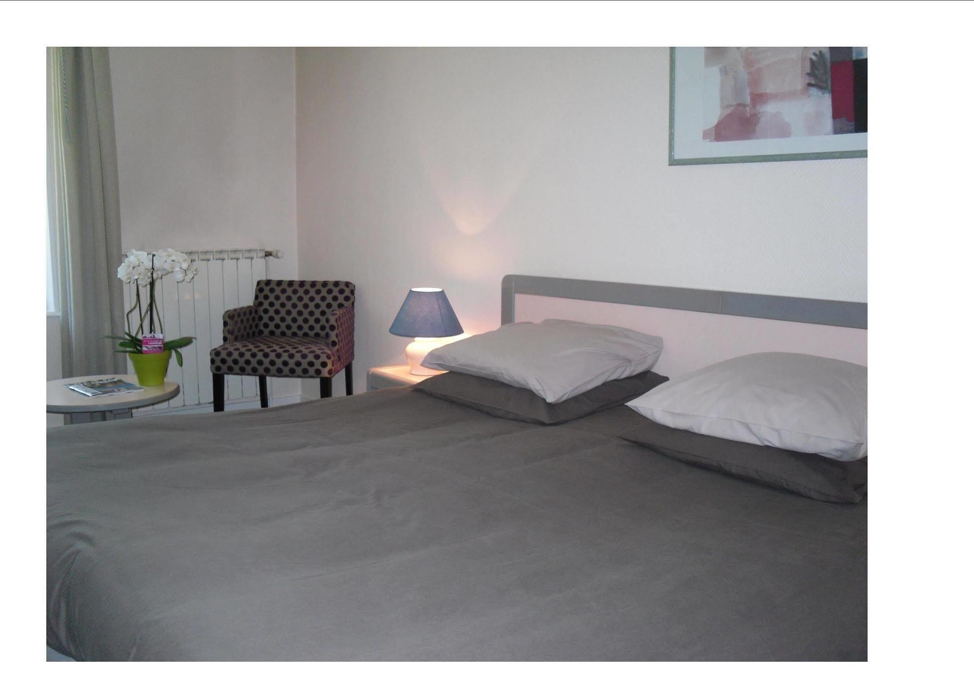 Logis Hotel Saint-Roch Pleumartin Exterior foto